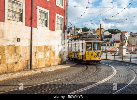 Lissabon, Portugal - Juli 1, 2018: Vintage Straßenbahn in die engen Gassen der Alfama in Lissabon. Stockfoto