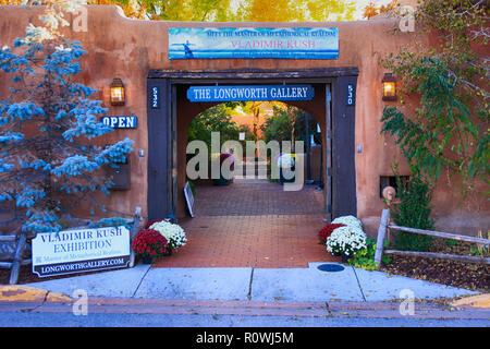 Außerhalb der Longworth Galerie auf der Canyon Road in Santa Fe, NM, USA Stockfoto