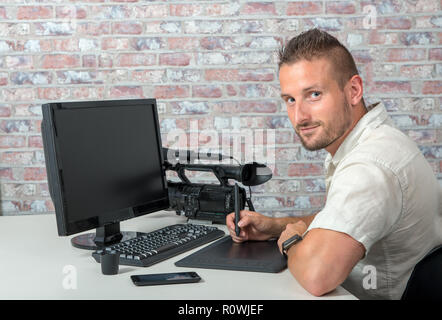 Mann video editor mit einem Grafiktablett Stockfoto