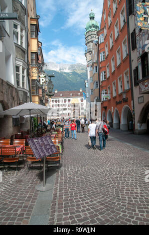 Städtische Fußgängerzone Szene in Innsbruck, Österreich, Stockfoto