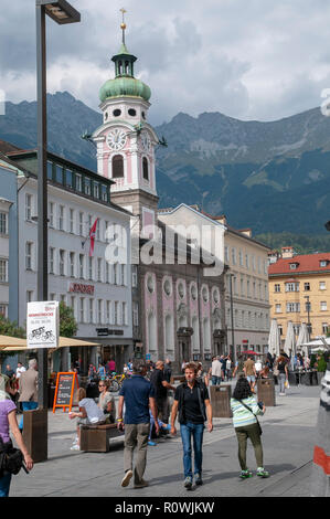 Städtische Fußgängerzone Szene Maria Theresia Straße, Innsbruck, Österreich, Stockfoto