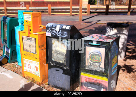 Verkaufsautomaten Zeitung Maschinen auf dem Bürgersteig in der Innenstadt von Santa Fe, New Mexico USA Stockfoto