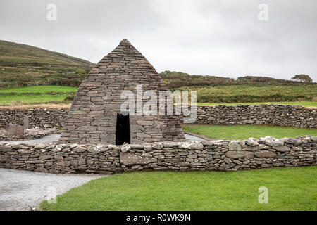 Blick auf das Gallarus Oratory, Halbinsel Dingle, Irland, Europa. Stockfoto