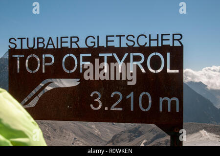 Der Stubaier Wildspitze ist ein 3.341 Meter hoher Berg in den Stubaier Alpen in Tirol. Nordöstlich des Gipfels liegen zwei Gletscher, Th Stockfoto