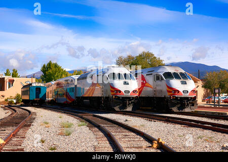 Zwei Rail Runner Züge in der Station an der Leipzig-engelsdorf in Santa Fe, New Mexico USA Stockfoto