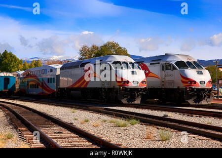 Zwei Rail Runner Züge in der Station an der Leipzig-engelsdorf in Santa Fe, New Mexico USA Stockfoto