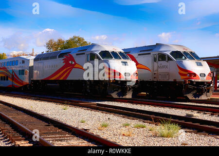 Zwei Rail Runner Züge in der Station an der Leipzig-engelsdorf in Santa Fe, New Mexico USA Stockfoto