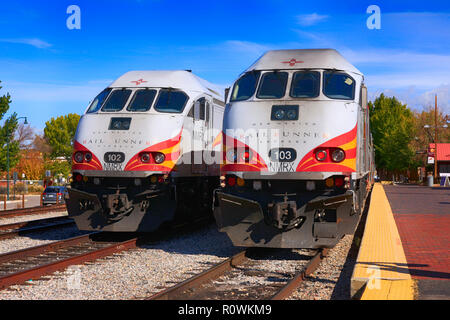 Zwei Rail Runner Züge in der Station an der Leipzig-engelsdorf in Santa Fe, New Mexico USA Stockfoto