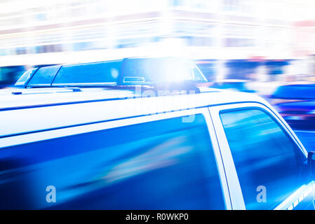 Blaulicht am Polizeifahrzeug Stockfoto