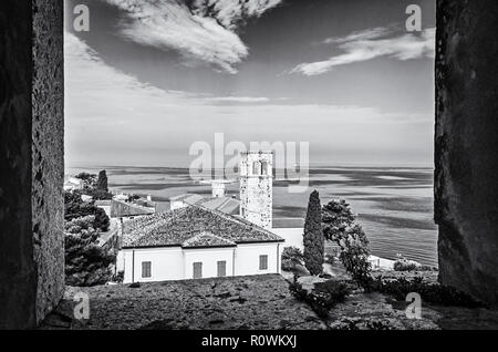 Blick vom Kirchturm der Euphrasius-basilika, Porec, Istrien, Kroatien. Reiseland. Architektonische Thema. Schwarz-weiß Foto. Stockfoto