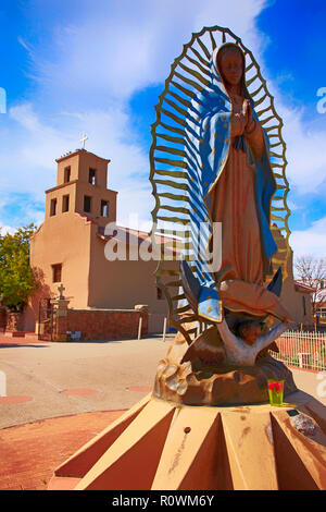 Die Statue von Nuestra Señora de Guadalupe außerhalb des historischen Sanctuario de Guadalupe Katholische Kirche in Santa Fe, New Mexico USA Stockfoto