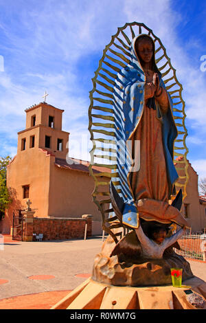 Die Statue von Nuestra Señora de Guadalupe außerhalb des historischen Sanctuario de Guadalupe Katholische Kirche in Santa Fe, New Mexico USA Stockfoto