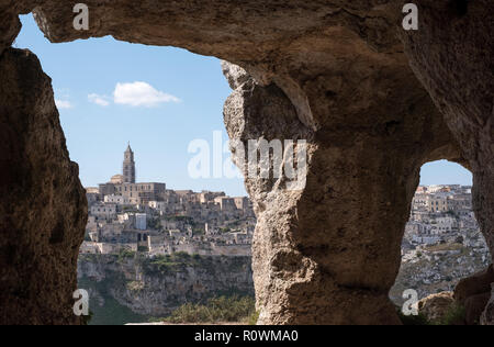 Panorama von Häusern in den Fels in der Höhle, die Stadt Matera, Basilikata Italien gebaut. Von innerhalb der Höhlen auf der Schlucht gegenüber fotografiert. Stockfoto