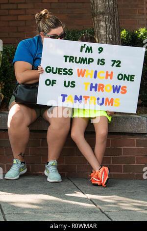 Ein Kind hält ein Schild mit der Aufschrift "ICH BIN 9. Trumpf ist 72. Raten Sie mal, welche einer von uns Wutanfälle wirft' auf ein Zuwanderungsgesetz Protest am 30. Juni 2018 in Atlanta, GA. Stockfoto