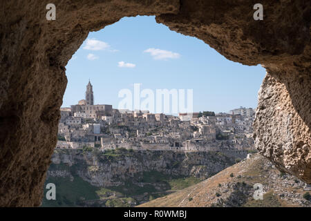 Panorama von Häusern in den Fels in der Höhle, die Stadt Matera, Basilikata Italien gebaut. Von innerhalb der Höhlen auf der Schlucht gegenüber fotografiert. Stockfoto