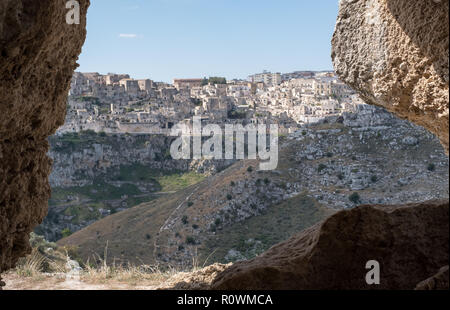 Panorama von Häusern in den Fels in der Höhle, die Stadt Matera, Basilikata Italien gebaut. Von innerhalb der Höhlen auf der Schlucht gegenüber fotografiert. Stockfoto