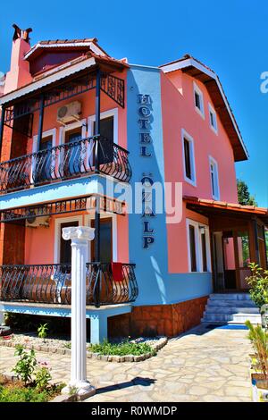 Dalyan, Türkei - 12. Juli 2018: Vorderansicht des 'Hotel OZALP "Komplex in Dalyan. Stockfoto