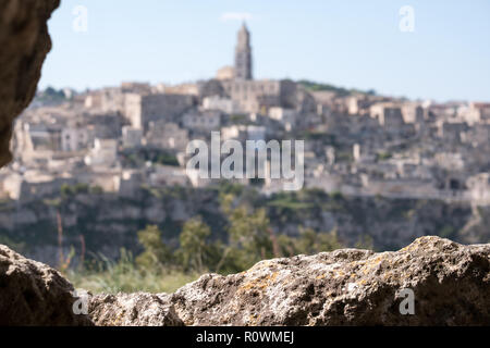 Panorama von Häusern in den Fels in der Höhle, die Stadt Matera, Basilikata Italien gebaut. Von innerhalb der Höhlen auf der Schlucht gegenüber fotografiert. Stockfoto