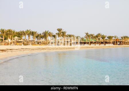 Strand des Roten Meeres am Rand der Wüste, Erholung und Tourismus Stockfoto