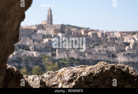 Panorama von Häusern in den Fels in der Höhle, die Stadt Matera, Basilikata Italien gebaut. Von innerhalb der Höhlen auf der Schlucht gegenüber fotografiert. Stockfoto