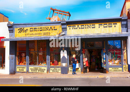 Menschen außerhalb der ursprünglichen Trading Post Store auf W. San Francicso Straße in der Innenstadt von Santa Fe, New Mexico USA Stockfoto