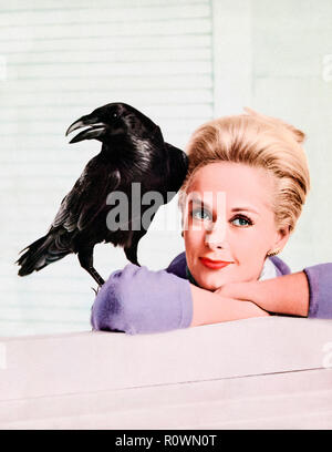 Tippi Hedren mit einer Krähe, Werbung Fotografie für die Freigabe der Vögel (1963) von Alfred Hitchcock; eine Anpassung des Grauens Daphne Du Maurier Geschichte über Vögel Angriff auf Menschen. Stockfoto