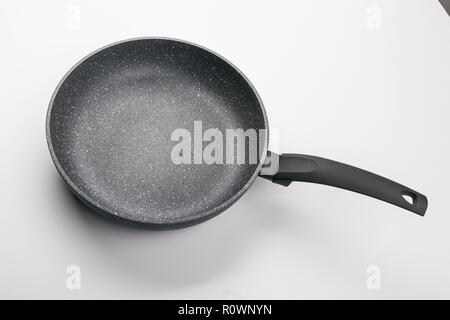 Stein Pfanne isoliert auf weißem Hintergrund. Top Winkel betrachten. Stockfoto