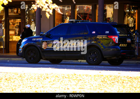 Schwarz Polizei Fahrzeug der Santa Fe Polizei Abteilung cruisng der Plaza in Santa Fe, NM, USA Stockfoto