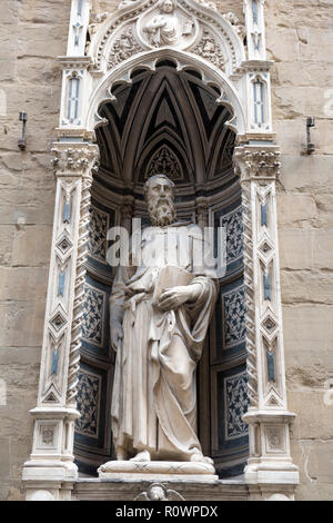 Statue des heiligen Petrus außerhalb der Orsanmichele Kirche und Museum in Florenz, Italien, Europa Stockfoto