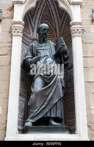 Statue St. Johannes der Evangelist außerhalb der Orsanmichele Kirche und Museum in Florenz, Italien, Europa Stockfoto