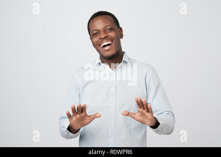 Positive afrikanische Kerl mit stop Geste, um Witze zu stoppen, wie er müde von Lachen ist. Stockfoto