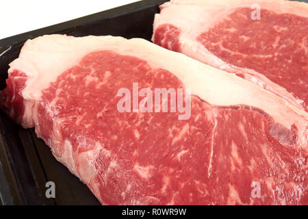 Raw sirloin Rindersteak in Kunststoffverpackungen Fach. Stockfoto