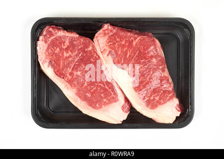 Raw sirloin Rindersteak in Kunststoffverpackungen Fach. Stockfoto