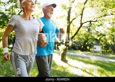 Ältere Frau und Mann läuft Fitness-Übungen Stockfoto