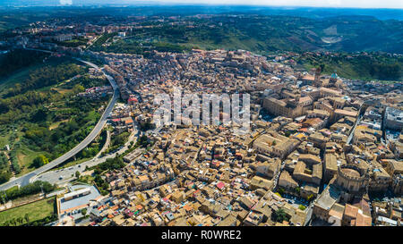 Antenne. Caltagirone ist eine Gemeinde in der Stadt Catania auf der Insel Sizilien, Süditalien. Stockfoto