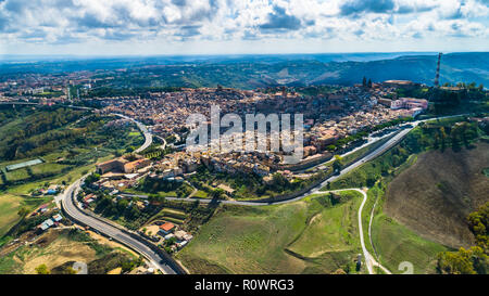 Antenne. Caltagirone ist eine Gemeinde in der Stadt Catania auf der Insel Sizilien, Süditalien. Stockfoto