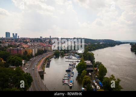 Prag, Tschechische Republik - 13. Juli 2018: Eine Ansicht von Vyšehrad zu Moldau und im südlichen Teil von Prag Stockfoto