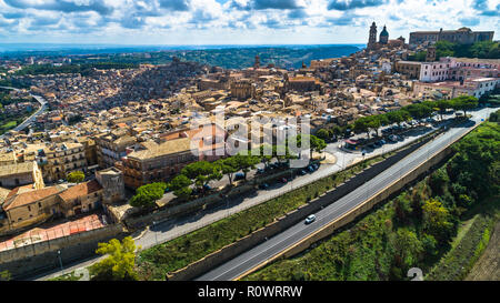 Antenne. Caltagirone ist eine Gemeinde in der Stadt Catania auf der Insel Sizilien, Süditalien. Stockfoto