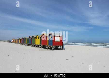 Bunten Hütten am Strand von Muizenberg auf warmen Sommern Tag Stockfoto