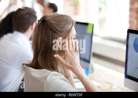 Betont weibliche Mitarbeiter Massage Tempel Leiden headac Stockfoto