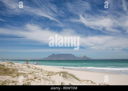 Weite Einstellung auf den Tafelberg von Blouberg Strand an bewölkten Tag Stockfoto