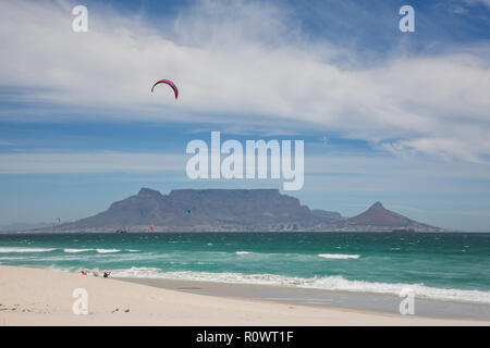 Blick auf den Tafelberg von Blouberg Strand mit Windsurfer Stockfoto