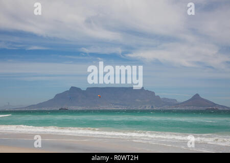 Tafelberg vom Blouberg Strand an bewölkten Tag genommen Stockfoto