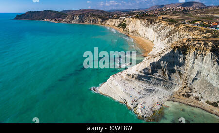 Antenne. Scala dei Turchi. Eine felsige Klippe an der Küste von Realmonte, in der Nähe von Porto Empedocle, Sizilien, Italien. Stockfoto