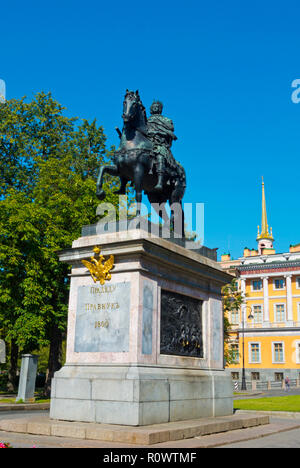 Denkmal für Peter den Großen, vor St Michael's Castle, Saint Petersburg, Russland Stockfoto