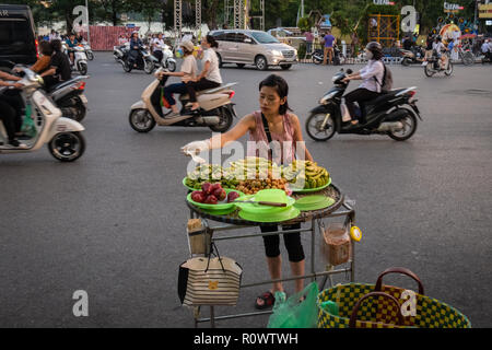 Eine weibliche Früchte Anbieter in einer Straße in Hanoi, Vietnam. Stockfoto