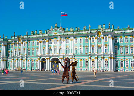 Maskottchen, vor Winter Palace, Schlossplatz, Sankt Petersburg, Russland Stockfoto