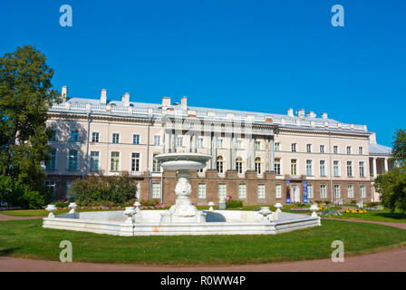 Privater Garten mit Catherine Palace, Catherine Park, Tsarkoye Selo, in der Nähe von St. Petersburg, Russland Stockfoto