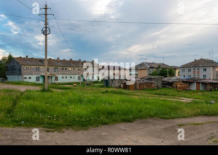 Insel SOLOWKI, Russland - 26. JUNI 2018: Blick auf die Häuser im Dorf Solowki auf einer polaren Sommer Tag, bei Sonnenuntergang. Oblast Archangelsk, Weißes Meer Stockfoto