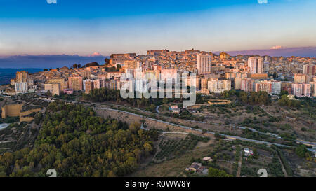 Antenne. Agrigent. Eine Stadt an der südlichen Küste von Sizilien, Italien und Hauptstadt der Provinz Agrigent. Es ist als Standort der alten G renommierte Stockfoto